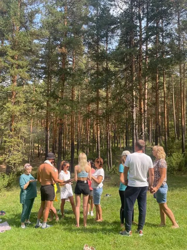 Участники ретрита собрались на лесной поляне